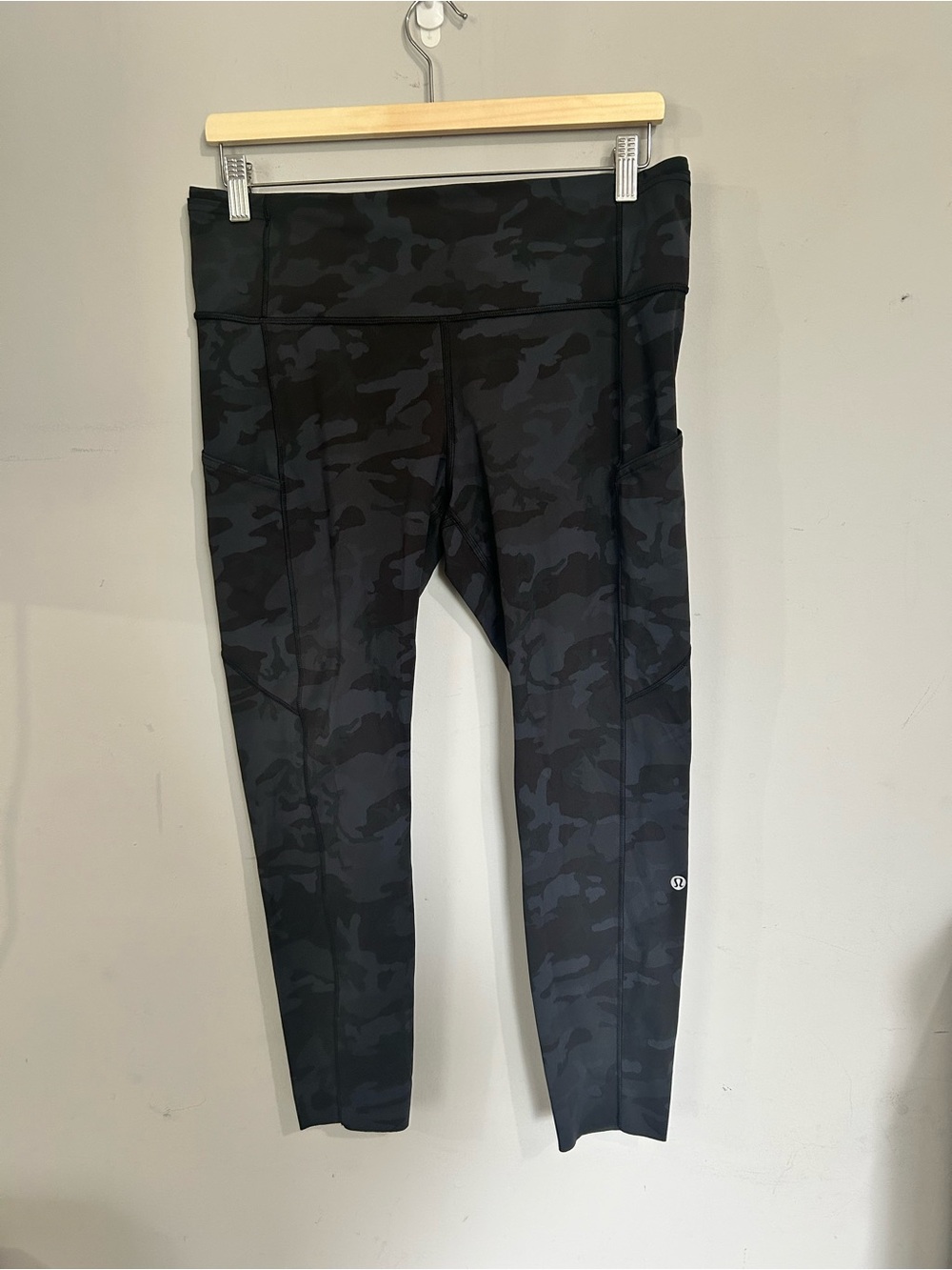 lululemon athletica Women’s Black Camo Performance Leggings 23” length